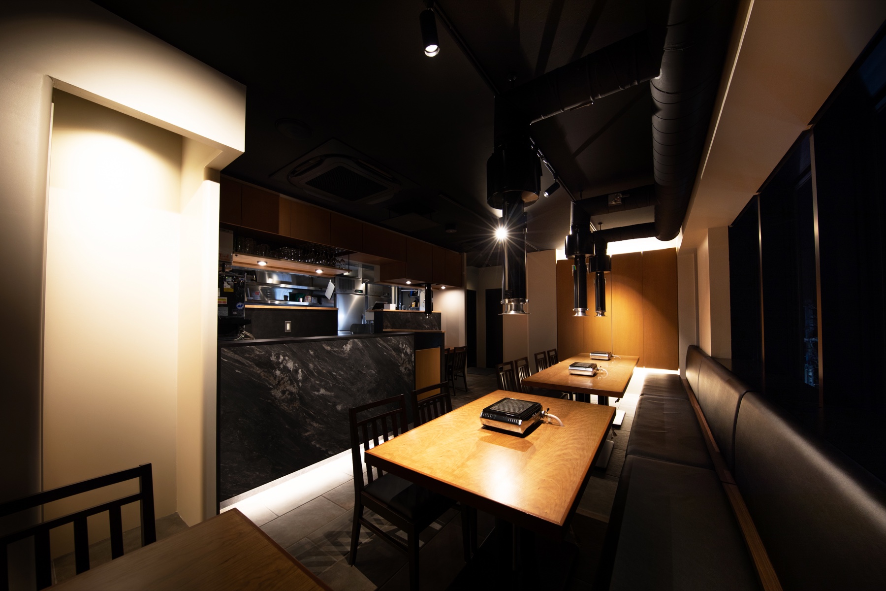 焼肉ホルモン 新井屋 はなれの店内